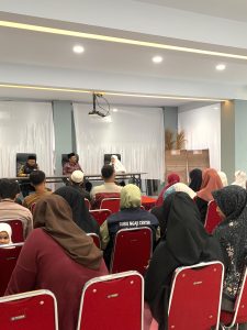 Para peserta serius mendengar arahan