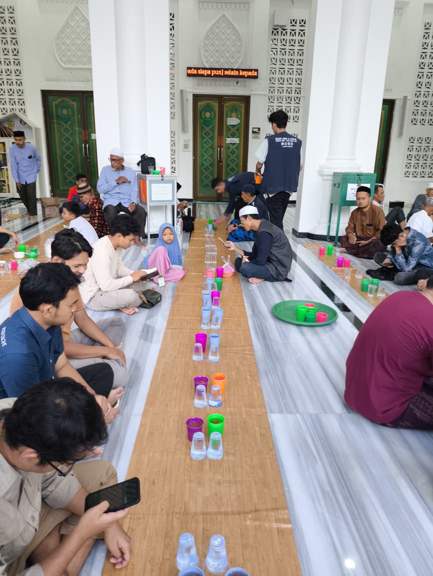 Read more about the article AMMAR dan Volunteer Ramadhan Perkuat Layanan Jamaah di Masjid Oman