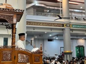 Read more about the article Walau Diguyur Hujan, Warga Padati Tarawih Malam Pertama di Masjid Oman