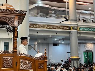 Read more about the article Walau Diguyur Hujan, Warga Padati Tarawih Malam Pertama di Masjid Oman